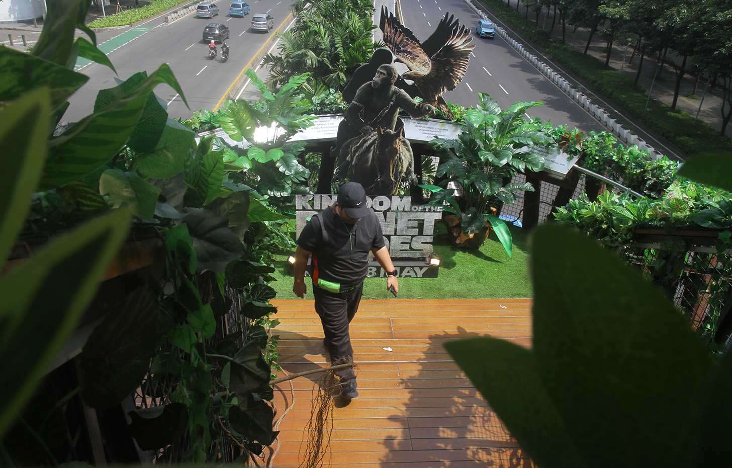 Warga mengunjungi Jembatan Penyebrangan Orang (JPO) Pinisi di Jalan Jenderal Sudirman, Jakarta,Minggu (12/5/2024).  (BeritaNasional.com/Oke Atmaja)