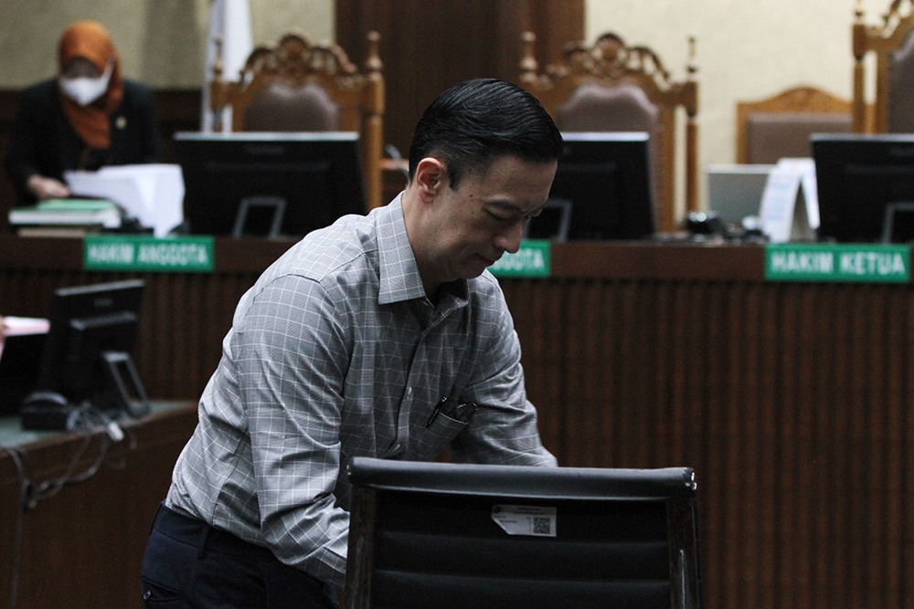 JPU Tuntut Tom Lembong 7 Tahun Penjara Terdakwa kasus dugaan korupsi impor gula Thomas Trikasih Lembong bersiap menjalankan sidang pembacaan tuntutan di Pengadilan Tipikor, Jakarta. (BeritaNasional/HO/Agus SinPo.id)