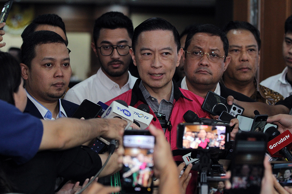 JPU Tuntut Tom Lembong 7 Tahun Penjara Terdakwa kasus dugaan korupsi impor gula Thomas Trikasih Lembong bersiap menjalankan sidang pembacaan tuntutan di Pengadilan Tipikor, Jakarta. (BeritaNasional/HO/Agus SinPo.id)