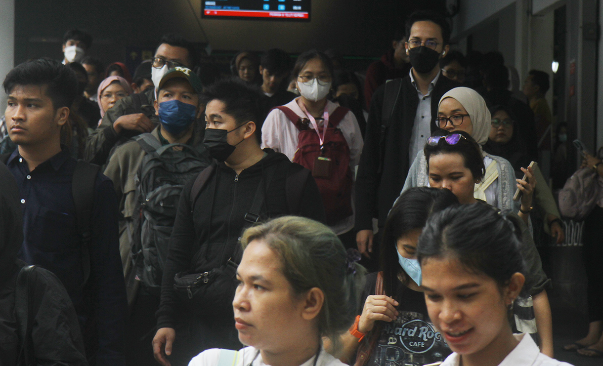 Pekerja melintas di terowongan Kendal Stasiun Sudirman, Jakarta, Senin (28/7/2025). (Beritanasional.com/Oke Atmaja)