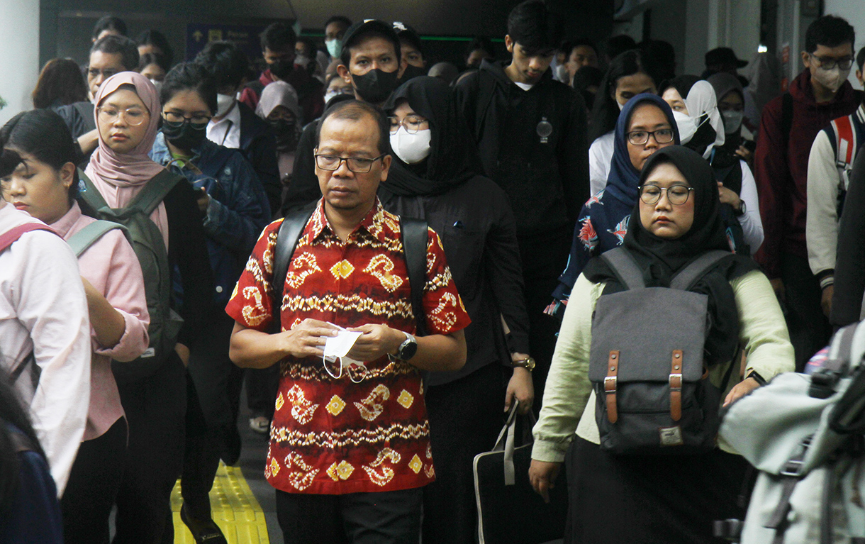 Pekerja melintas di terowongan Kendal Stasiun Sudirman, Jakarta, Senin (28/7/2025). (Beritanasional.com/Oke Atmaja)