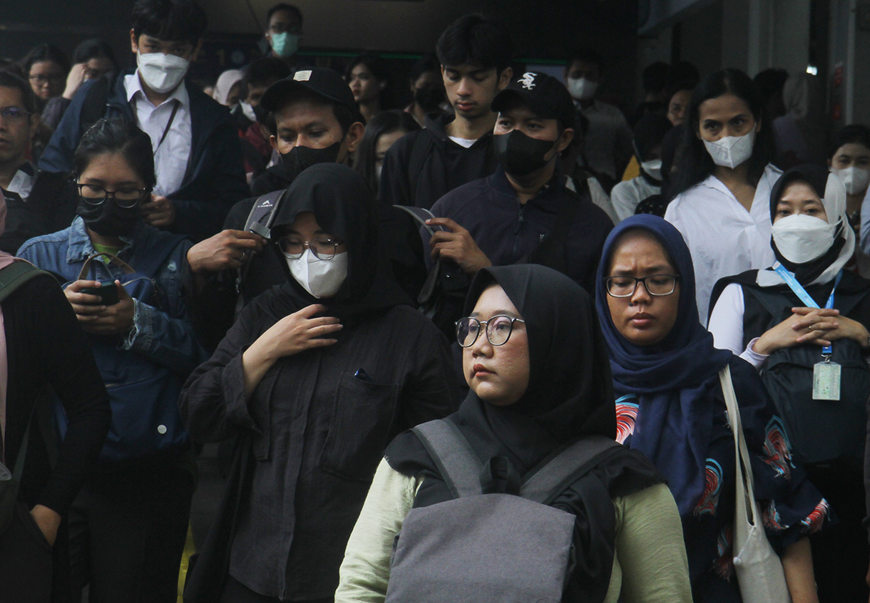 Pekerja melintas di terowongan Kendal Stasiun Sudirman, Jakarta, Senin (28/7/2025). (Beritanasional.com/Oke Atmaja)