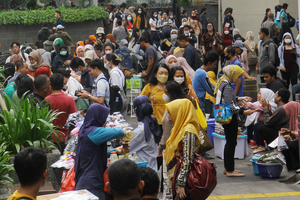 Pekerja melintas di terowongan Kendal Stasiun Sudirman, Jakarta, Senin (28/7/2025). (Beritanasional.com/Oke Atmaja)