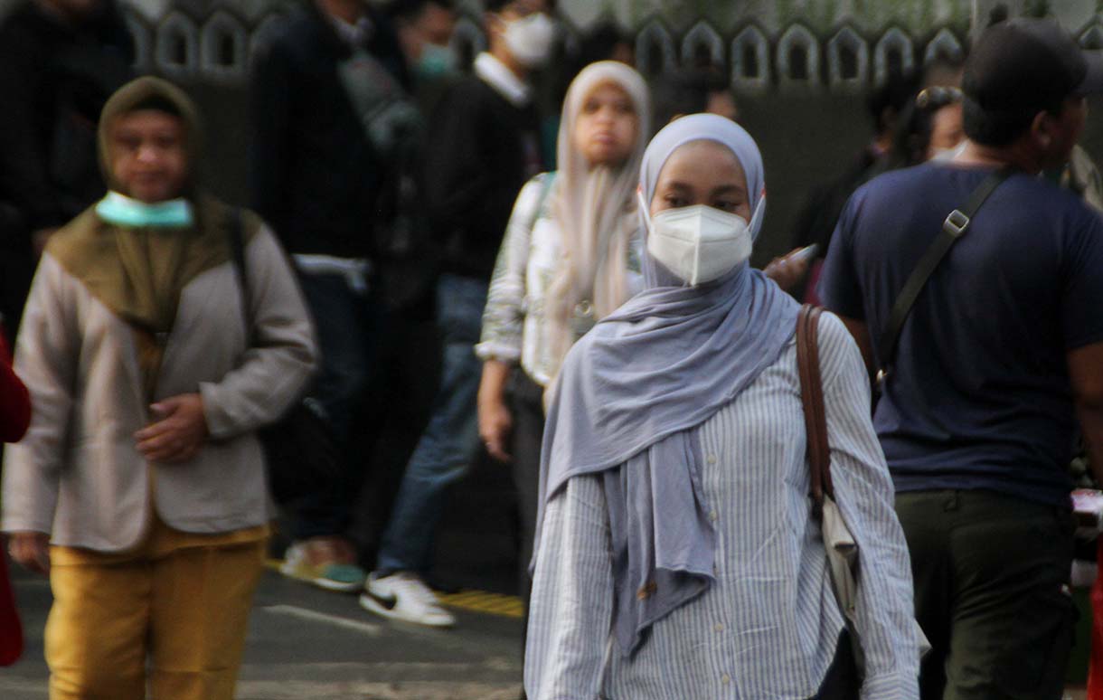 Sejumlah warga berjalan di Kawasan Stasiun Jenderal Sudirman, Jakarta, Jumat (19/6/2026). (Beritanasional.com/Oke Atmaja)