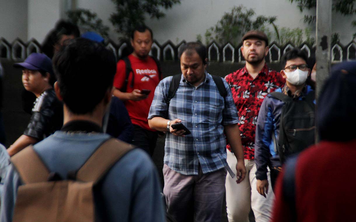 Sejumlah warga berjalan di Kawasan Stasiun Jenderal Sudirman, Jakarta, Jumat (19/6/2026). (Beritanasional.com/Oke Atmaja)
