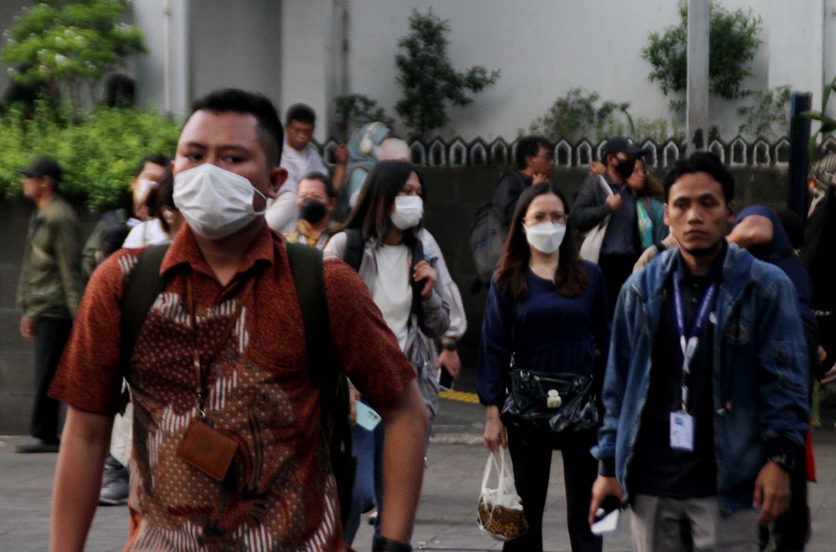Sejumlah warga berjalan di Kawasan Stasiun Jenderal Sudirman, Jakarta, Jumat (19/6/2026). (Beritanasional.com/Oke Atmaja)