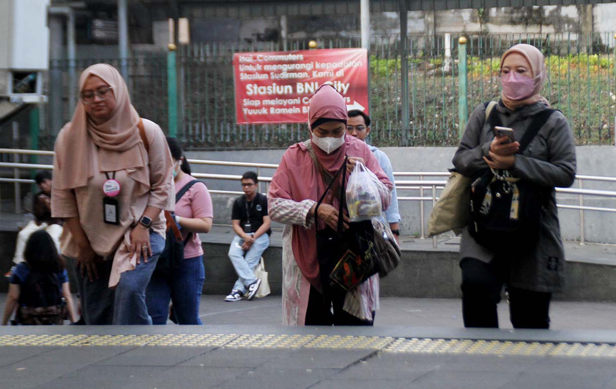 Sejumlah warga berjalan di Kawasan Stasiun Jenderal Sudirman, Jakarta, Jumat (19/6/2026). (Beritanasional.com/Oke Atmaja)
