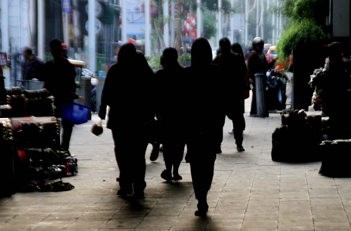 Sejumlah warga berjalan di Kawasan Stasiun Jenderal Sudirman, Jakarta, Jumat (19/6/2026). (Beritanasional.com/Oke Atmaja)