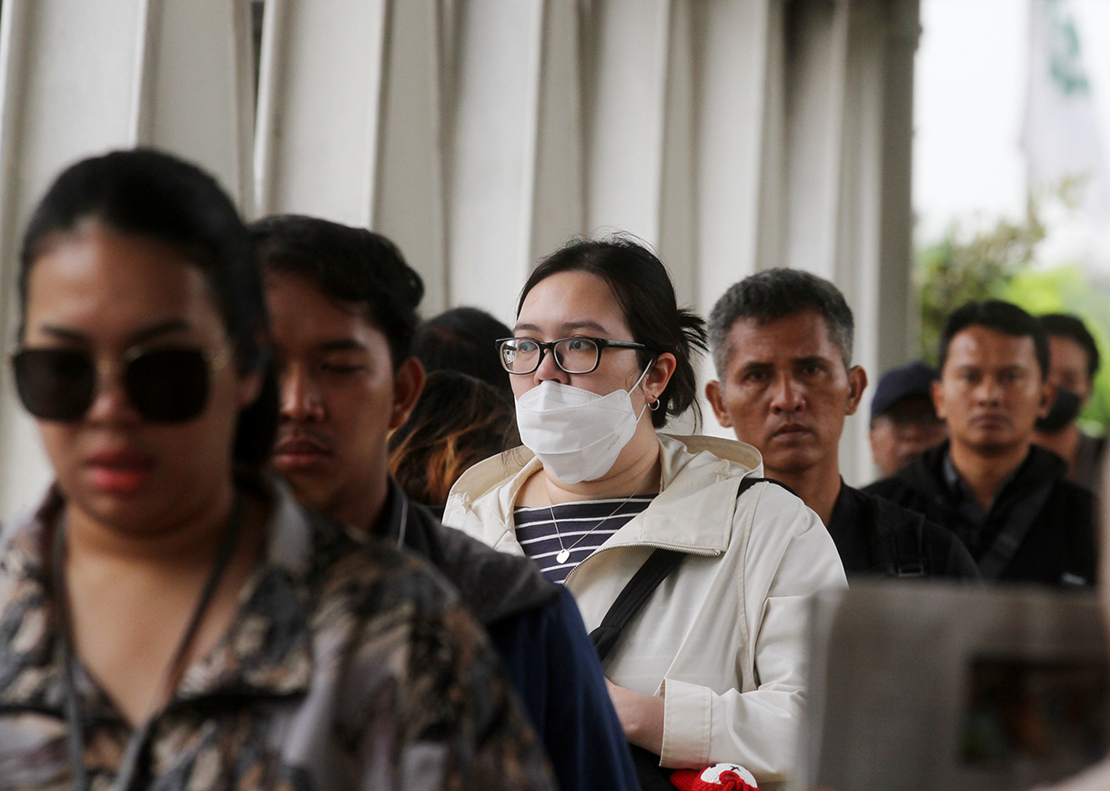 Sejumlah pekerja berjalan di Jalan Jenderal Sudirman,Jakarta, Kamis (9/6/2026). (Beritanasional.com/Oke Atmaja)