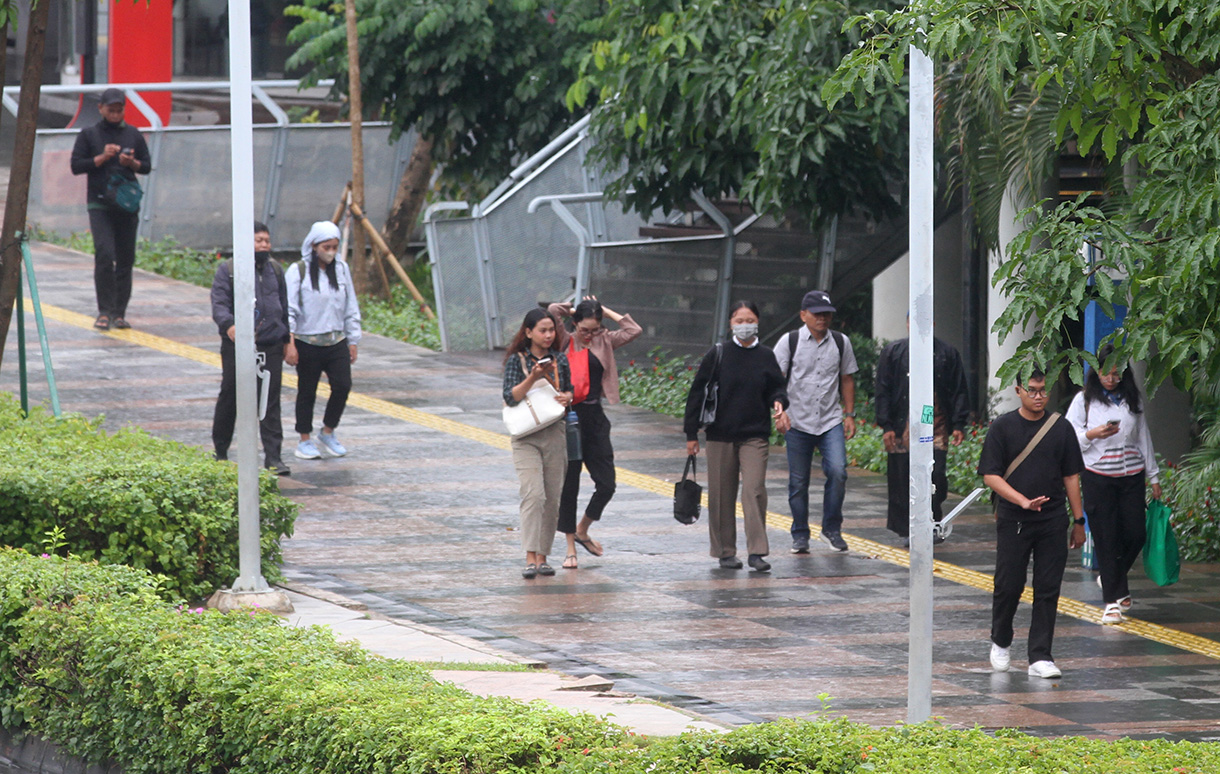 Sejumlah pekerja berjalan di Jalan Jenderal Sudirman,Jakarta, Kamis (9/6/2026). (Beritanasional.com/Oke Atmaja)
