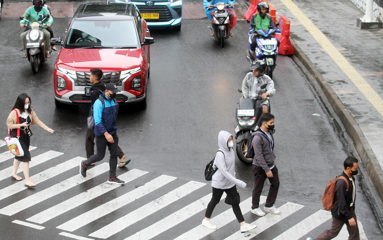 Sejumlah pekerja berjalan di Jalan Jenderal Sudirman,Jakarta, Kamis (9/6/2026). (Beritanasional.com/Oke Atmaja)