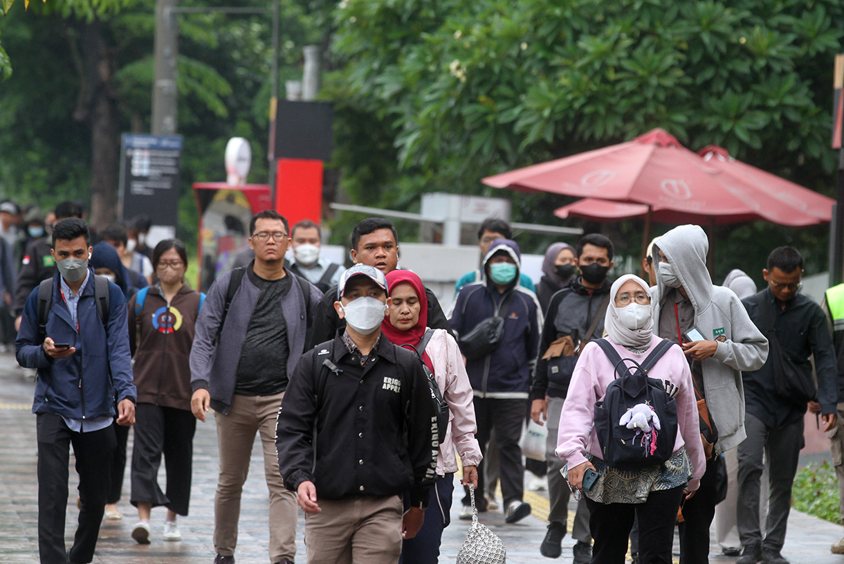 Sejumlah pekerja berjalan di Jalan Jenderal Sudirman,Jakarta, Kamis (9/6/2026). (Beritanasional.com/Oke Atmaja)