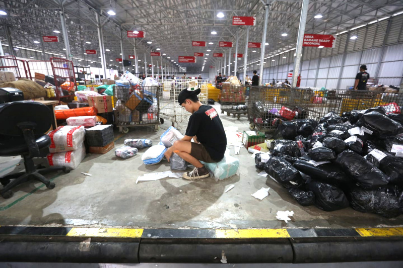 Pekerja memindahkan paket untuk dikirim ke pelanggan di Lion Hub Halim, Jakarta, Kamis (12/3/2026). (Beritanasional.com/Oke Atmaja)