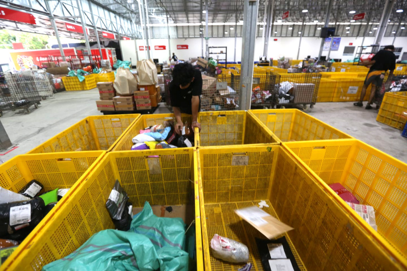 Pekerja memindahkan paket untuk dikirim ke pelanggan di Lion Hub Halim, Jakarta, Kamis (12/3/2026). (Beritanasional.com/Oke Atmaja)