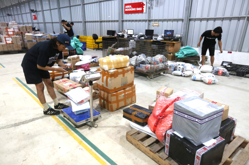 Pekerja memindahkan paket untuk dikirim ke pelanggan di Lion Hub Halim, Jakarta, Kamis (12/3/2026). (Beritanasional.com/Oke Atmaja)