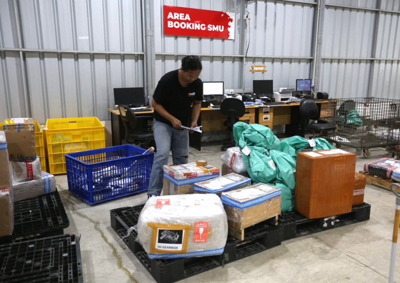 Pekerja memindahkan paket untuk dikirim ke pelanggan di Lion Hub Halim, Jakarta, Kamis (12/3/2026). (Beritanasional.com/Oke Atmaja)