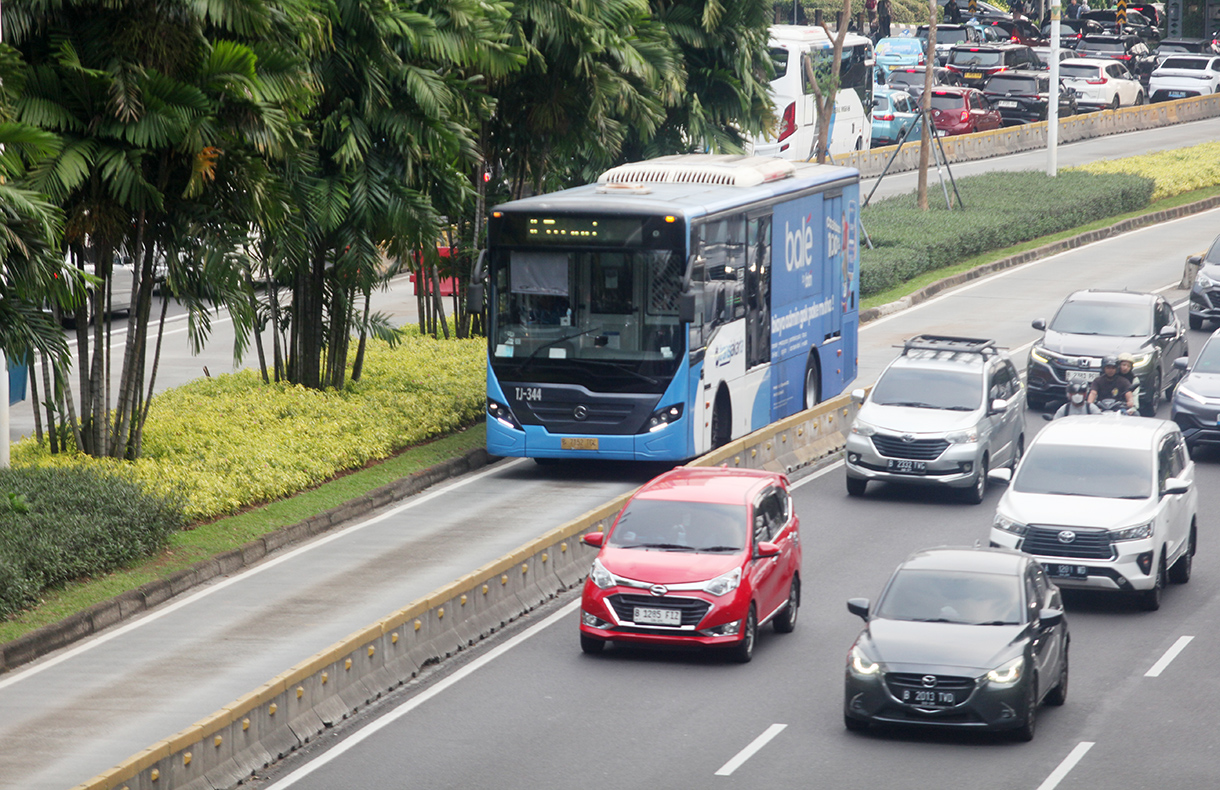 Bus Transjakarta melintas dikawasan jalan Jenderal Sudirman, Jakarta, Jumat (8/8/2025). (Beritanasional.com/Oke Atmaja)