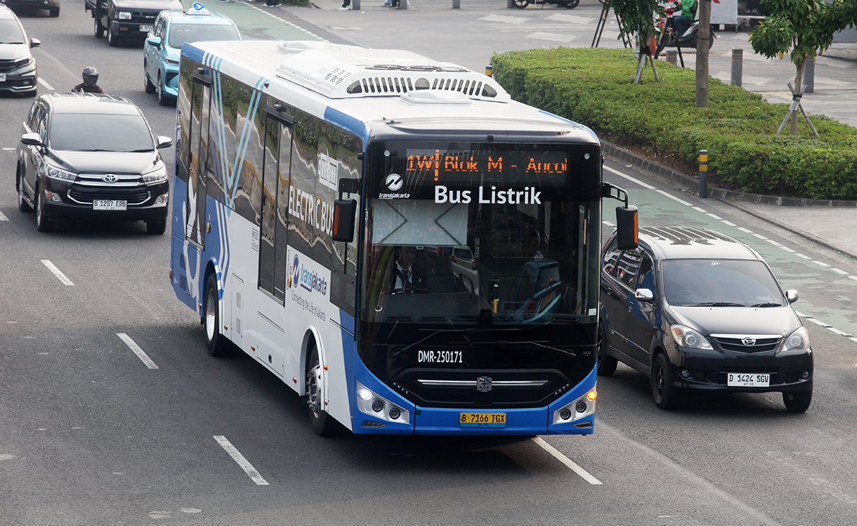 Bus Transjakarta melintas dikawasan jalan Jenderal Sudirman, Jakarta, Jumat (8/8/2025). (Beritanasional.com/Oke Atmaja)