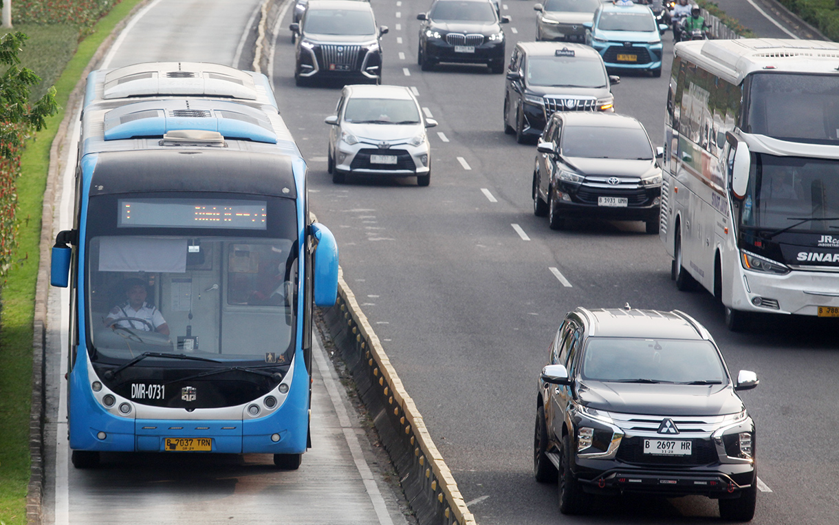 Bus Transjakarta melintas dikawasan jalan Jenderal Sudirman, Jakarta, Jumat (8/8/2025). (Beritanasional.com/Oke Atmaja)