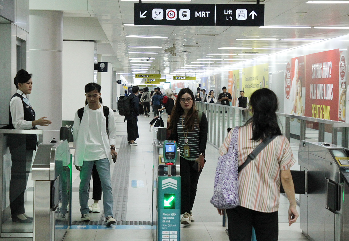 Calon penumpang MRT Jakarta antre memasuki Stasiun MRT Bundaran HI di Jakarta,Minggu (3/8/2024).  (BeritaNasional.com/Oke Atmaja)