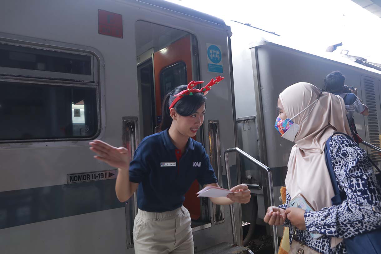 Sejumlah calon penumpang kereta mengantre untuk memasuki peron di Stasiun Pasar Senen, Jakarta, Selasa (23/12/2025).  (Beritanasional.com/Oke Atmaja)