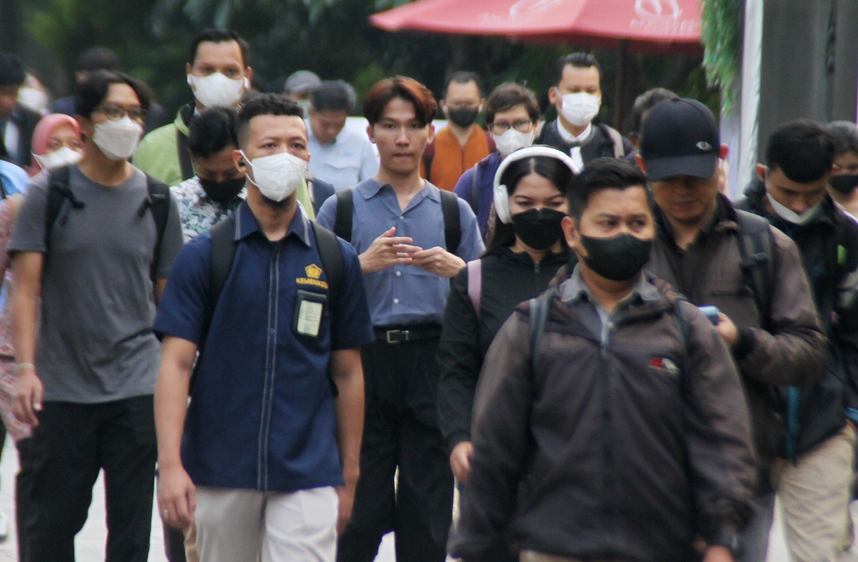 Pekerja berjalan saat jam berangkat kerja di kawasan Jalan Jenderal Sudirman, Jakarta, Rabu (7/8/2024).  (BeritaNasional.com/Oke Atmaja)