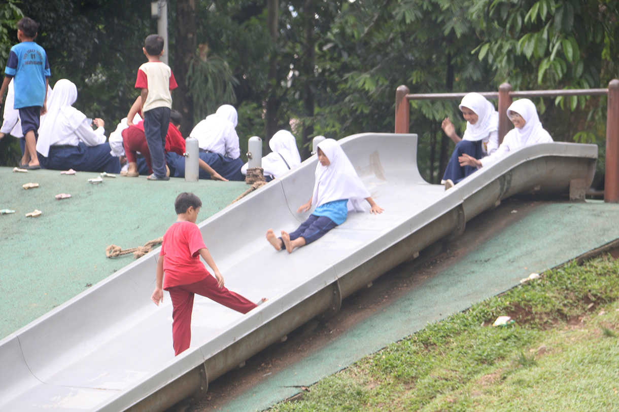 Sejumlah anak bermain di Ruang Publik Terpadu Ramah Anak (RPTRA) eco park, Tebet, Jakarta, Senin (11/5/2026).  (Beritanasional.com/Oke Atmaja)