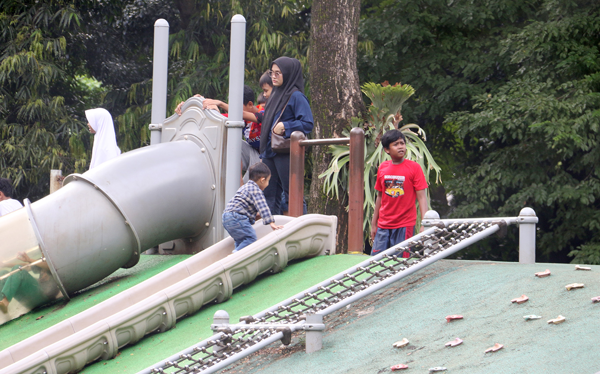 Sejumlah anak bermain di Ruang Publik Terpadu Ramah Anak (RPTRA) eco park, Tebet, Jakarta, Senin (11/5/2026).  (Beritanasional.com/Oke Atmaja)