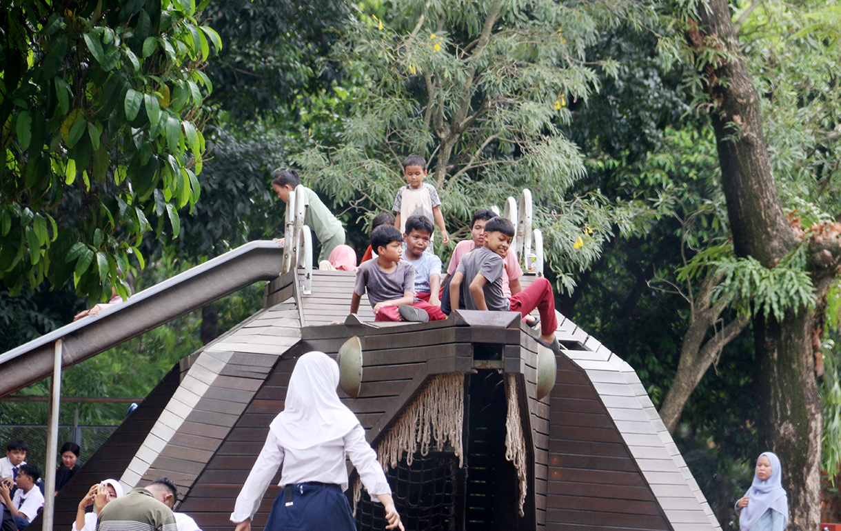 Sejumlah anak bermain di Ruang Publik Terpadu Ramah Anak (RPTRA) eco park, Tebet, Jakarta, Senin (11/5/2026).  (Beritanasional.com/Oke Atmaja)
