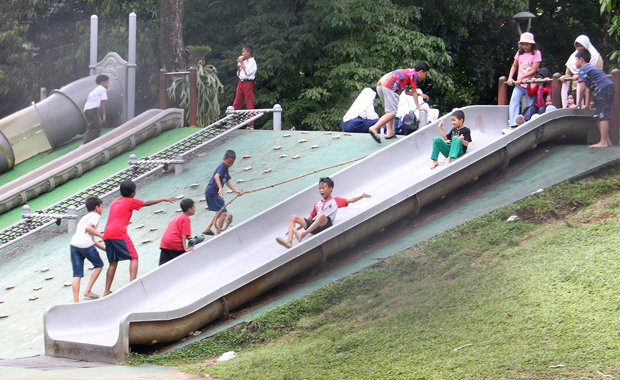 Sejumlah anak bermain di Ruang Publik Terpadu Ramah Anak (RPTRA) eco park, Tebet, Jakarta, Senin (11/5/2026).  (Beritanasional.com/Oke Atmaja)