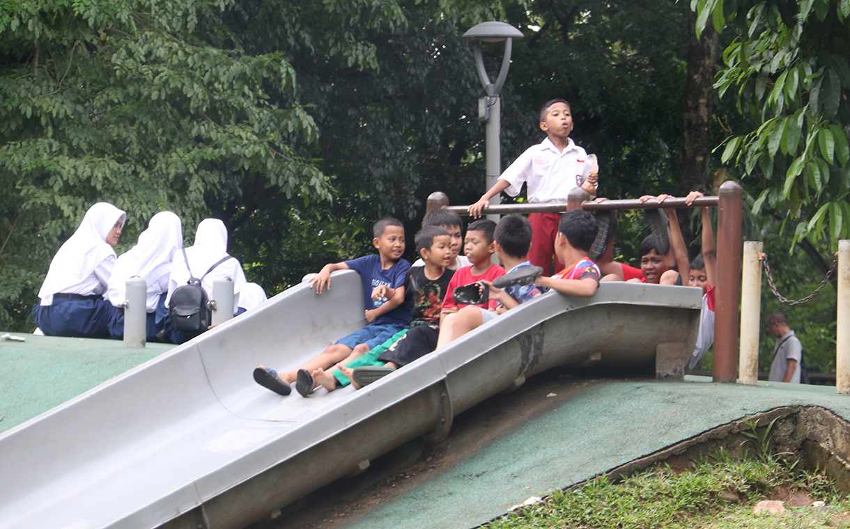Sejumlah anak bermain di Ruang Publik Terpadu Ramah Anak (RPTRA) eco park, Tebet, Jakarta, Senin (11/5/2026).  (Beritanasional.com/Oke Atmaja)