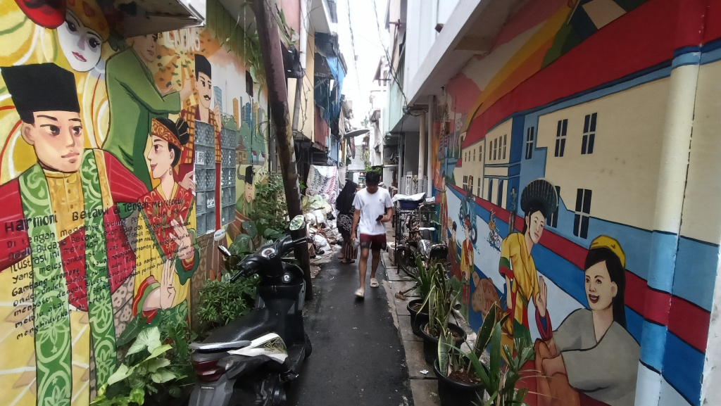 Suasana di perkampungan Menteng Jaya, Jakarta, Minggu (26/6/2026).  (Beritanasional.com/Oke Atmaja)