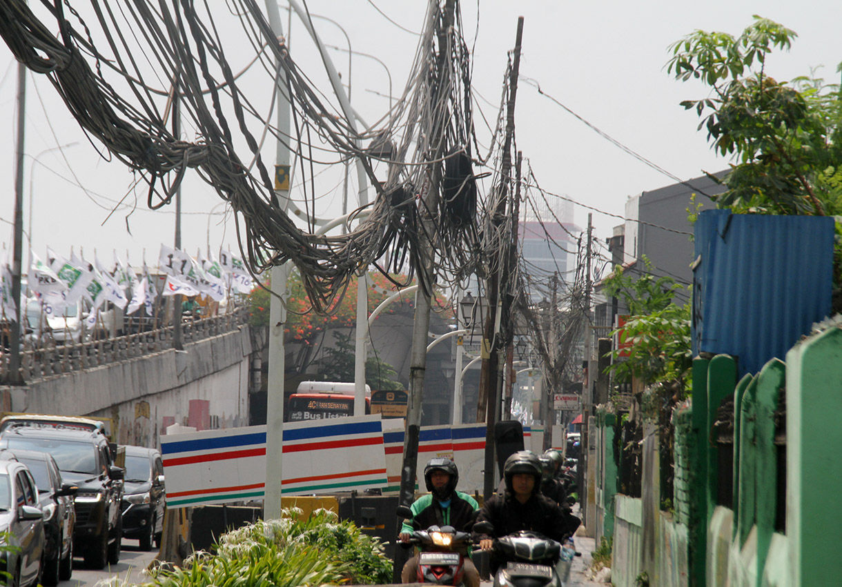 Jaringan kabel utilitas semrawut di Jalan Matraman,Jakarta,Kamis (1/8/2024).(BeritaNasional.com/Oke Atmaja)