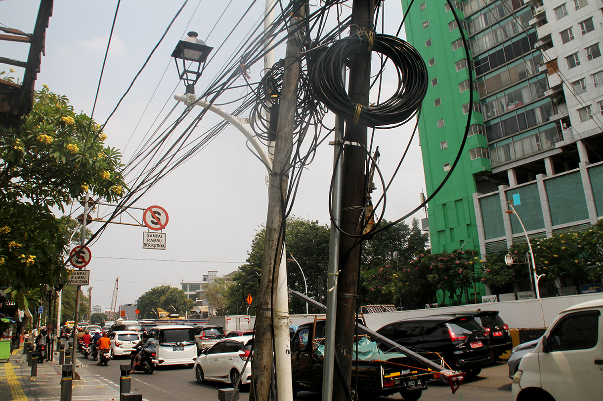 Jaringan kabel utilitas semrawut di Jalan Matraman,Jakarta,Kamis (1/8/2024).(BeritaNasional.com/Oke Atmaja)