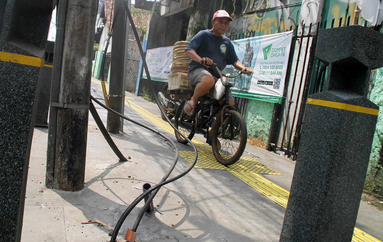 Jaringan kabel utilitas semrawut di Jalan Matraman,Jakarta,Kamis (1/8/2024).(BeritaNasional.com/Oke Atmaja)