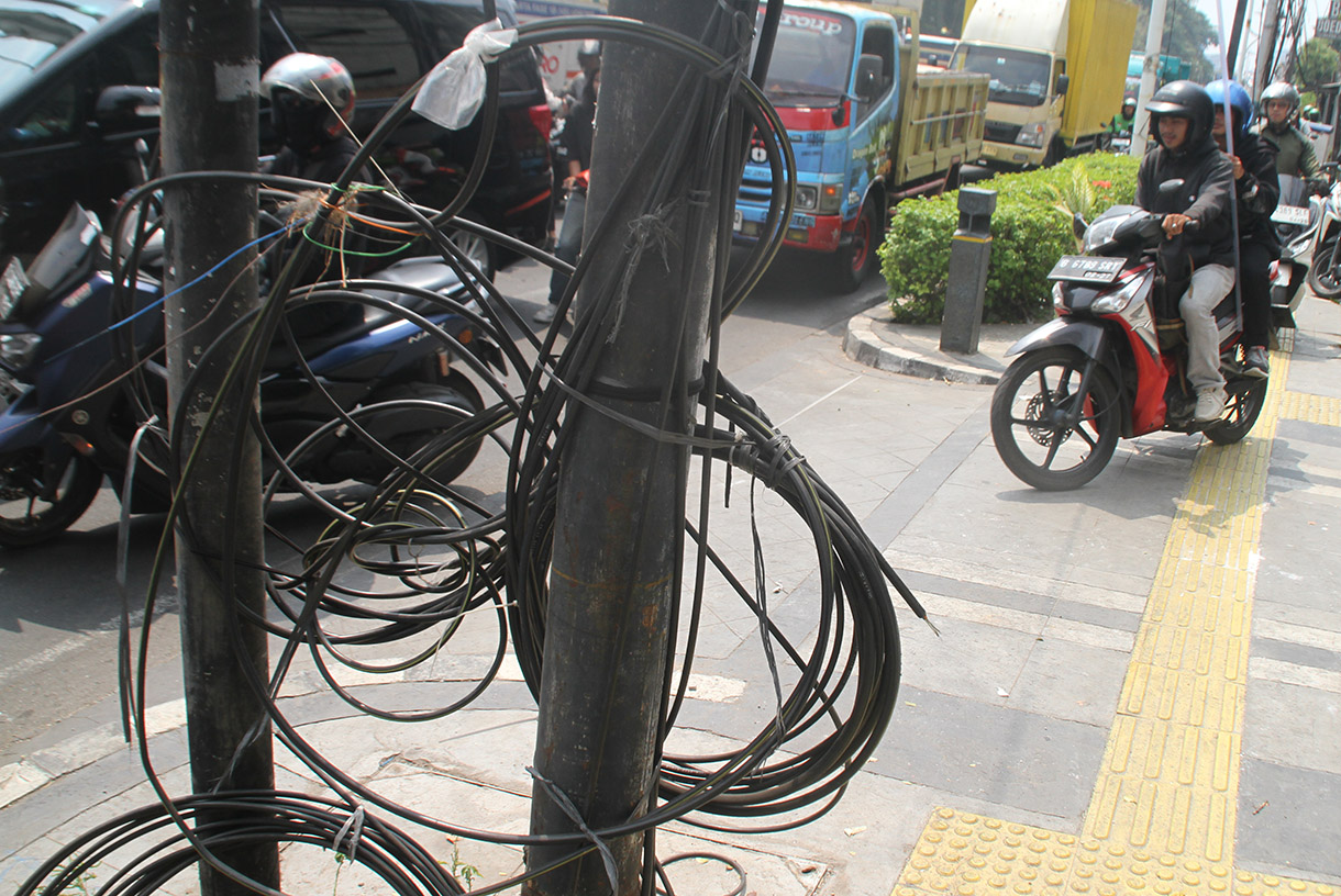 Jaringan kabel utilitas semrawut di Jalan Matraman,Jakarta,Kamis (1/8/2024).(BeritaNasional.com/Oke Atmaja)