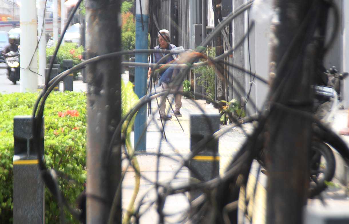 Jaringan kabel utilitas semrawut di Jalan Matraman,Jakarta,Kamis (1/8/2024).(BeritaNasional.com/Oke Atmaja)