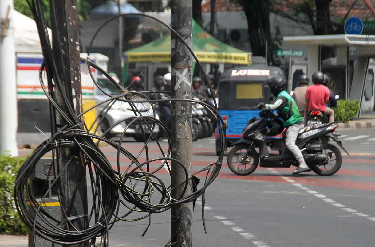 Jaringan kabel utilitas semrawut di Jalan Matraman,Jakarta,Kamis (1/8/2024).(BeritaNasional.com/Oke Atmaja)