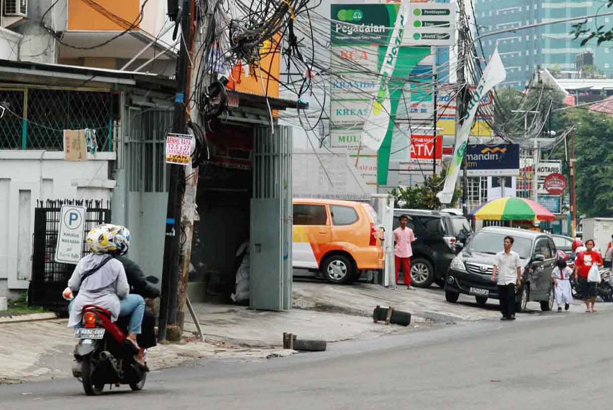 Jaringan kabel utilitas semrawut di Jalan Bendungan Hilir,Jakarta,Kamis (25/5/2024).(BeritaNasional.com/Oke Atmaja)