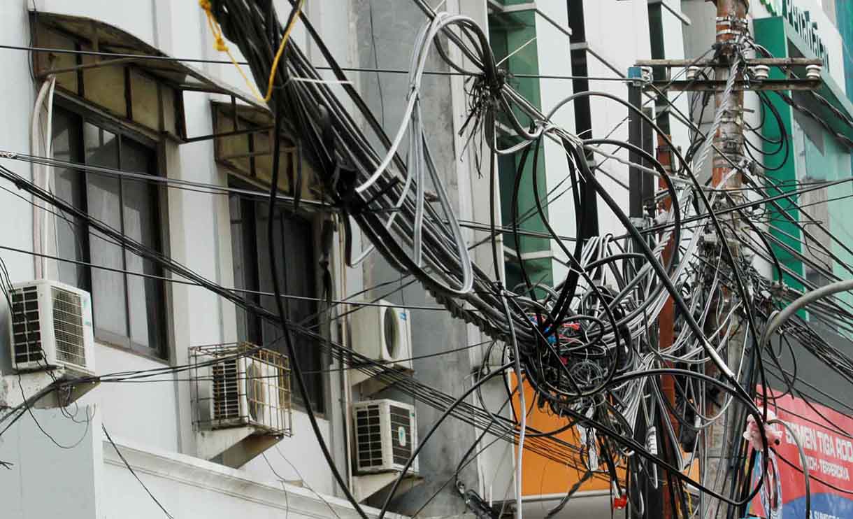 Jaringan kabel utilitas semrawut di Jalan Bendungan Hilir,Jakarta,Kamis (25/5/2024).(BeritaNasional.com/Oke Atmaja)