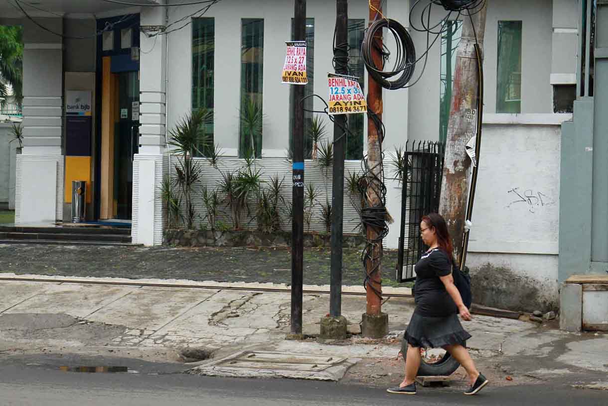 Jaringan kabel utilitas semrawut di Jalan Bendungan Hilir,Jakarta,Kamis (25/5/2024).(BeritaNasional.com/Oke Atmaja)