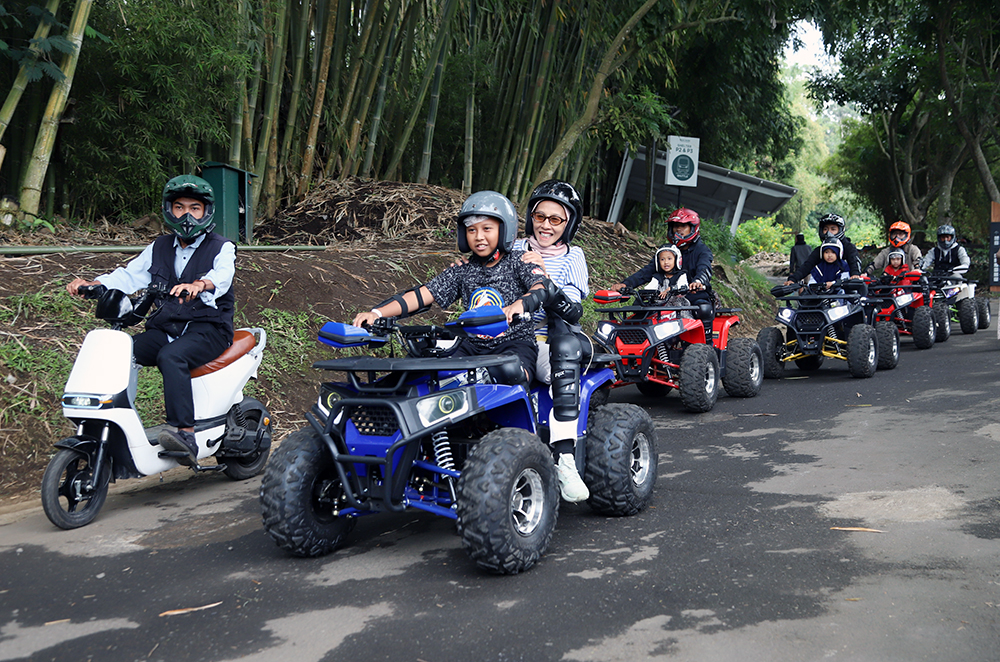 Pengunjung Menikmati waisata alam di objek wisata Dusun Bambu, Bandung, Jawa Barat. (BeritaNasional/Elvis Sendouw)