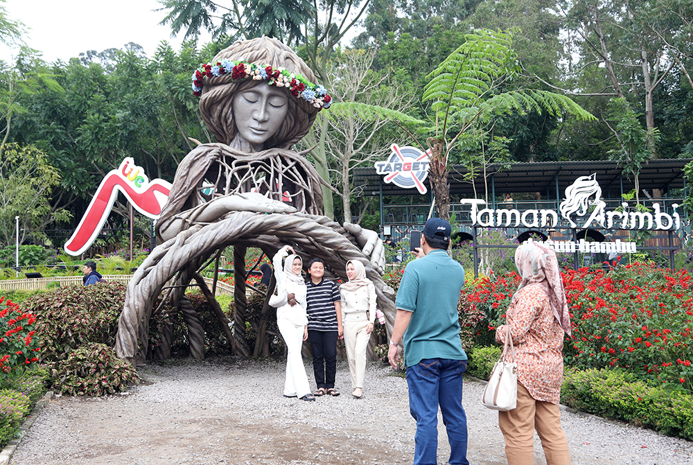 Pengunjung Menikmati waisata alam di objek wisata Dusun Bambu, Bandung, Jawa Barat. (BeritaNasional/Elvis Sendouw)