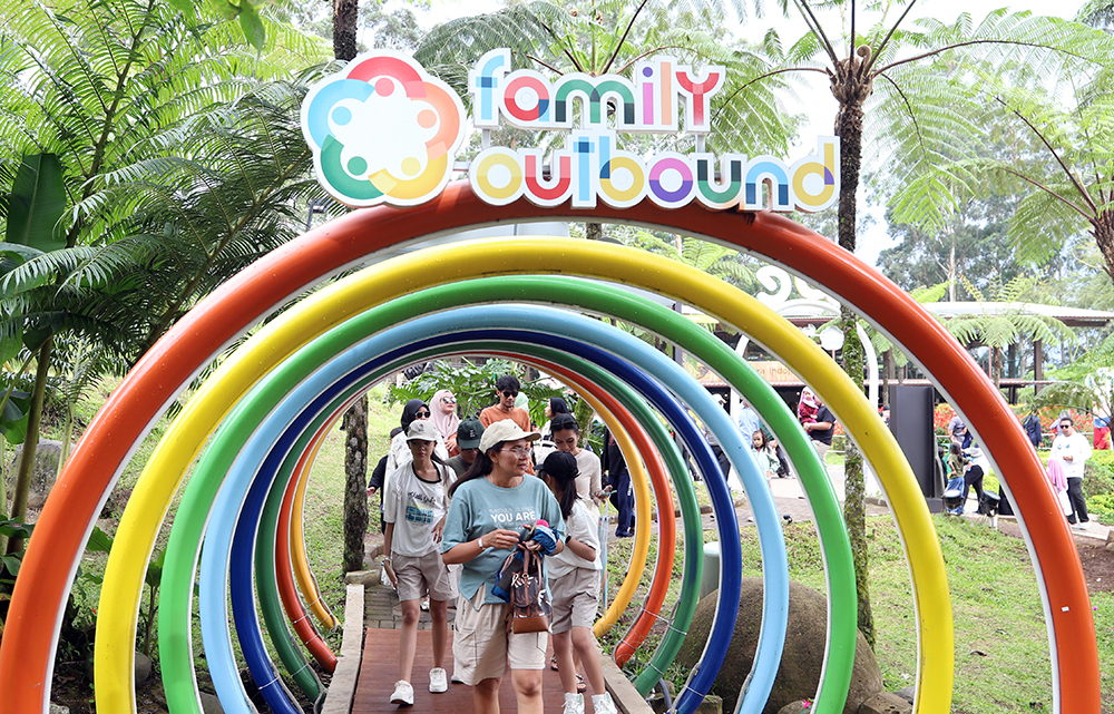 Pengunjung Menikmati waisata alam di objek wisata Dusun Bambu, Bandung, Jawa Barat. (BeritaNasional/Elvis Sendouw)