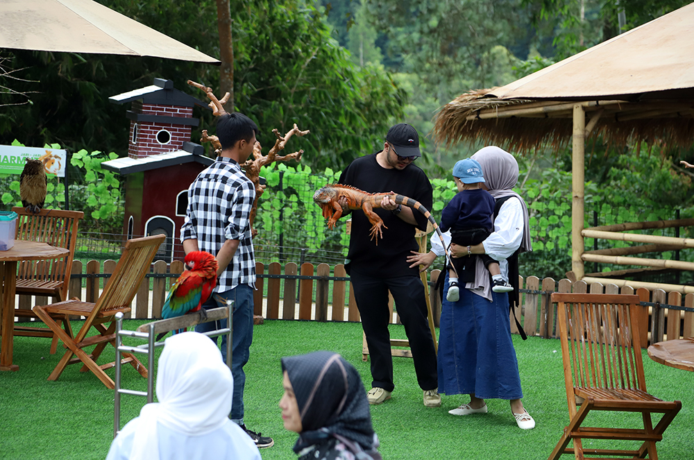 Pengunjung Menikmati waisata alam di objek wisata Dusun Bambu, Bandung, Jawa Barat. (BeritaNasional/Elvis Sendouw)