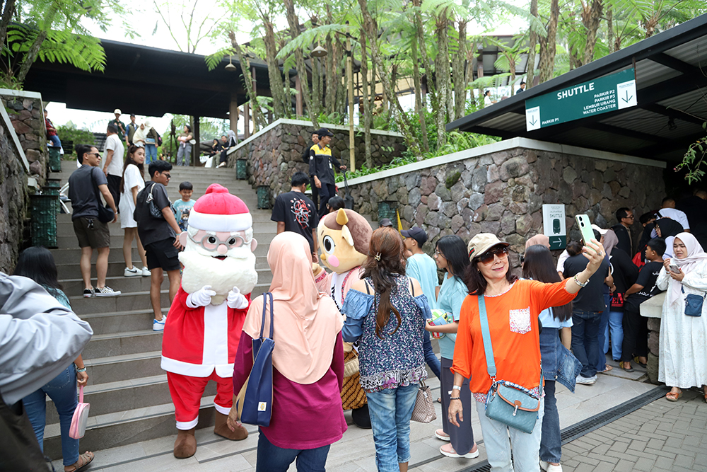 Pengunjung Menikmati waisata alam di objek wisata Dusun Bambu, Bandung, Jawa Barat. (BeritaNasional/Elvis Sendouw)