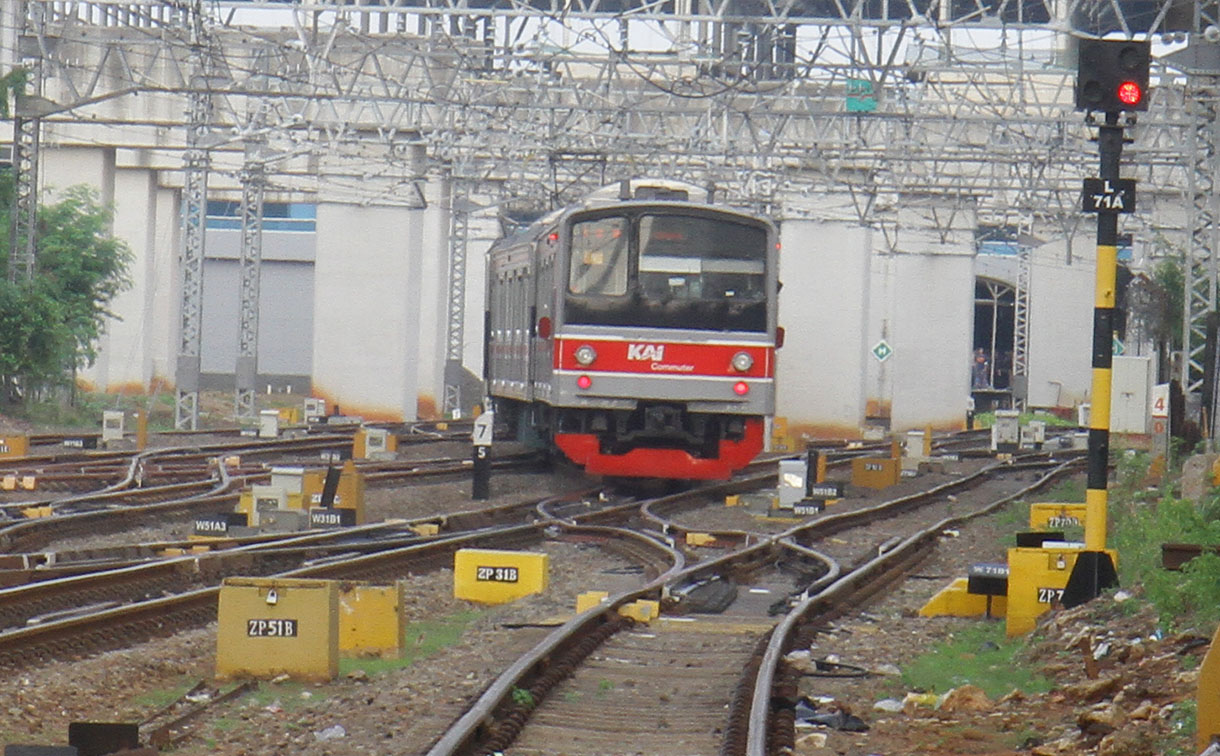 KRL Commuter Line melintas di Stasiun Manggarai, Jakarta, Sabtu (13/7/2024). (BeritaNasional.com/Oke Atmaja)