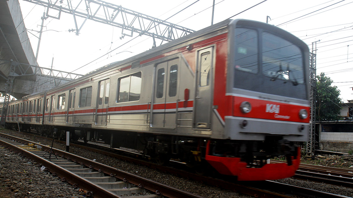 KRL Commuter Line melintas di Stasiun Manggarai, Jakarta, Sabtu (13/7/2024). (BeritaNasional.com/Oke Atmaja)