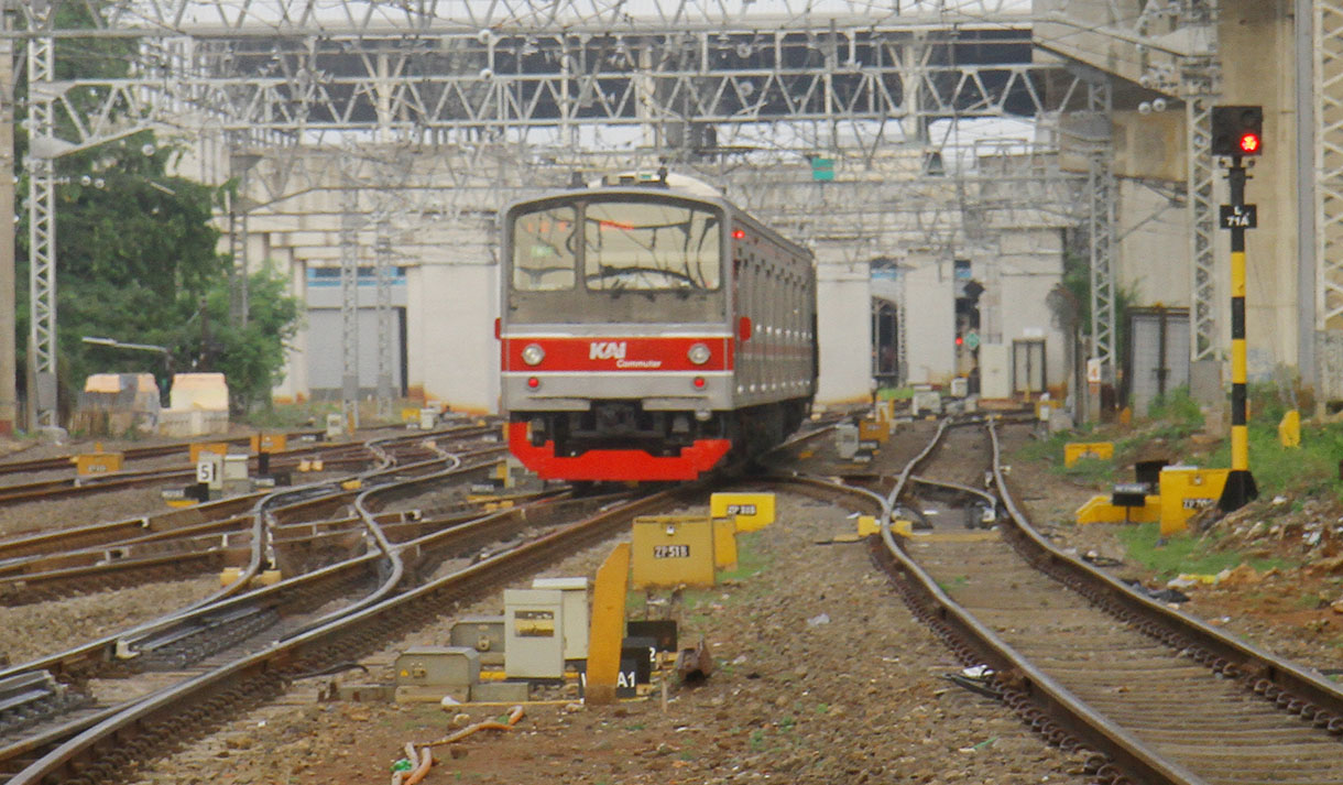 KRL Commuter Line melintas di Stasiun Manggarai, Jakarta, Sabtu (13/7/2024). (BeritaNasional.com/Oke Atmaja)