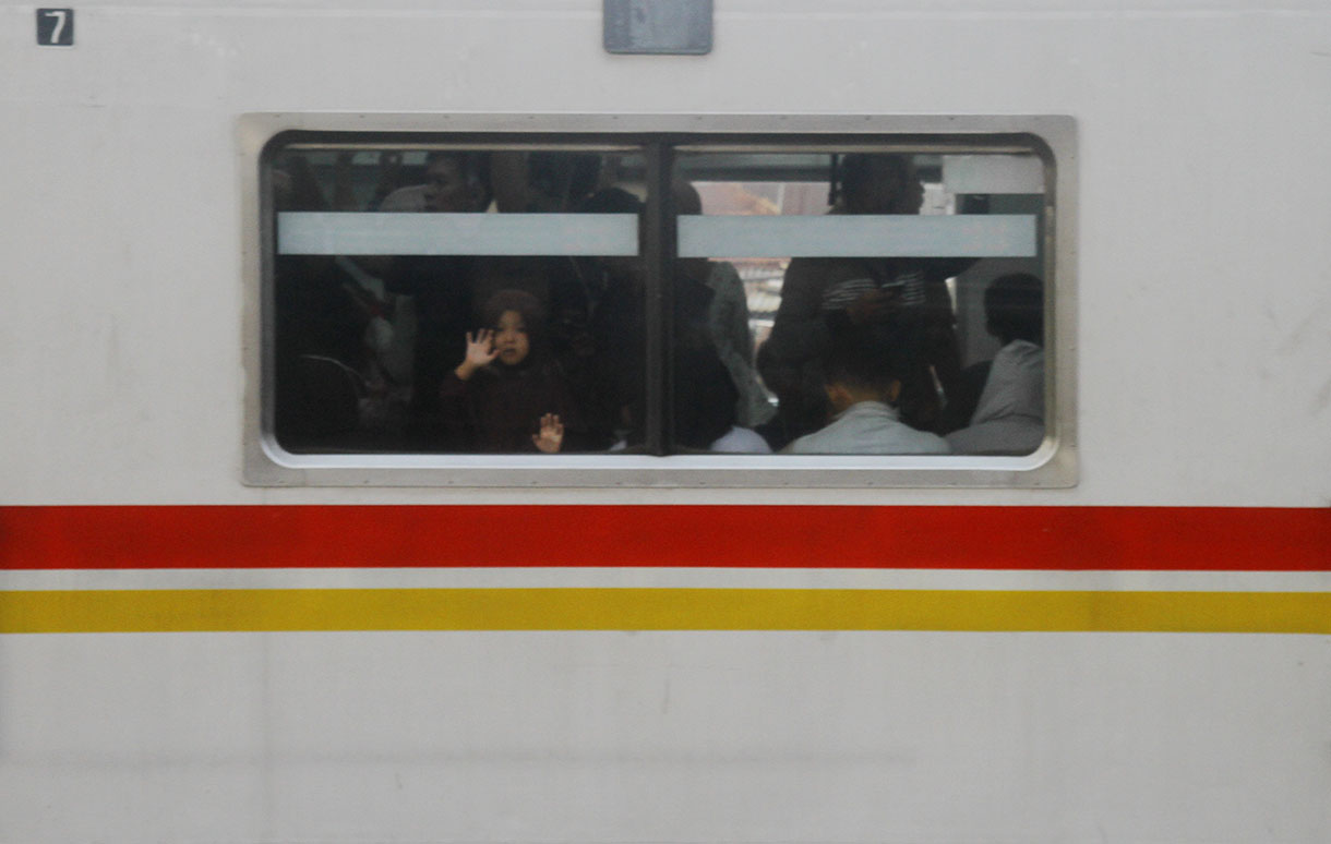 KRL Commuter Line melintas di Stasiun Manggarai, Jakarta, Sabtu (13/7/2024). (BeritaNasional.com/Oke Atmaja)